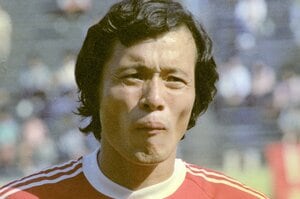 「キーパー、指、裂けとったからね」衝撃の破壊力…釜本邦茂が“史上最高のストライカー”になるまで「修羅場でも絶対に狂わない」「恐ろしい後輩」