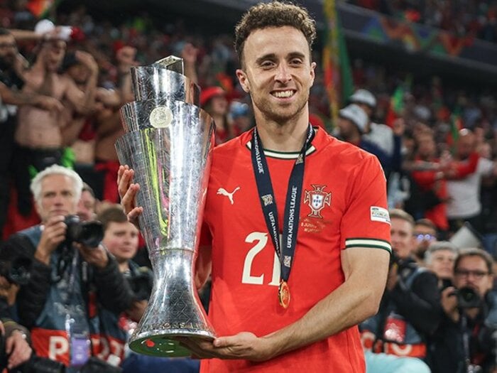 「挙式11日後、28歳で事故死…残された子供は3人」リバプール名FWの悲報にクリロナもクロップも各国記者もガク然「ジョタが危険なドライブなんて」＜Number Web＞ photograph by Maja Hitij - UEFA/Getty Images