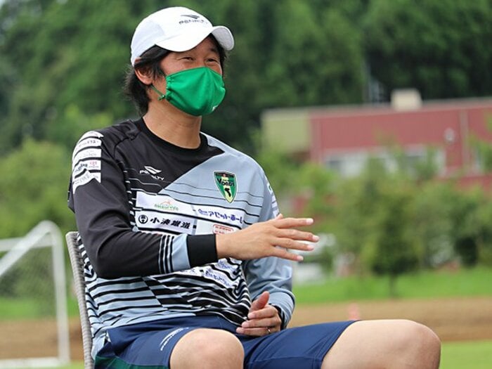 “J5”監督挑戦、岡山一成「指導者って夢がある」 コロナ禍と雷の記憶、鬼木達の助言＜Number Web＞ photograph by Atsushi Iio