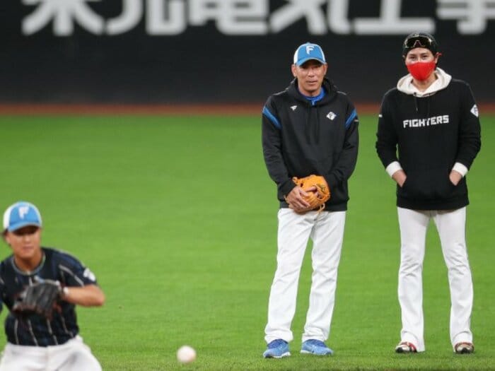「こりゃエラーするわ」荒木雅博が日本ハムの臨時コーチで驚いたエスコンの難易度…中日時代の悔いは根尾昂「内野手として何とかしたかった」その本意は？＜Number Web＞ photograph by JIJI PRESS