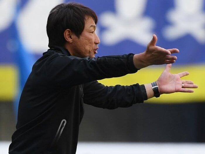 「期待してたけど駄目じゃん片野坂」「昇格する気ないのかよ！」J3での怒号…「完全に俺のミスだ」謝罪した監督が敗戦に後悔し、気づいたこと＜Number Web＞ photograph by Masashi Hara/Getty Images