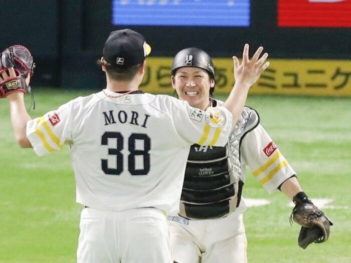 【ソフトバンク優勝】「君にホークスの19番を…」初の“胴上げ捕手”甲斐拓也が胸に秘めるノムさんの言葉＜Number Web＞ photograph by KYODO