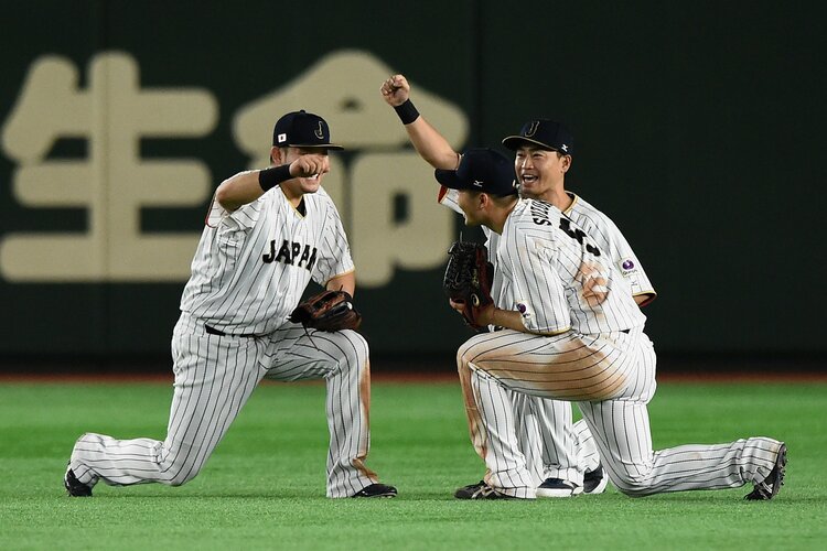 侍ジャパンの4番同士》3年ぶりの再会は満面の笑みでハグ…鈴木誠也が ...