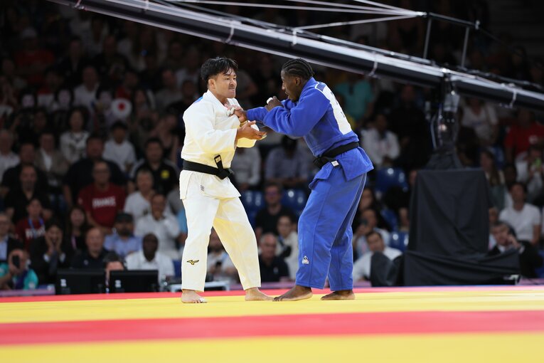 ギャバと攻防を繰り広げる橋本　©Kaoru Watanabe/JMPA