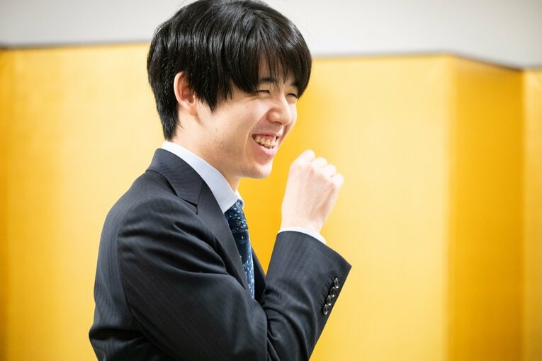 普段の公式戦では見られない……藤井聡太竜王・名人の素朴な笑顔と“素の表情”（全20枚超）　©Nanae Suzuki