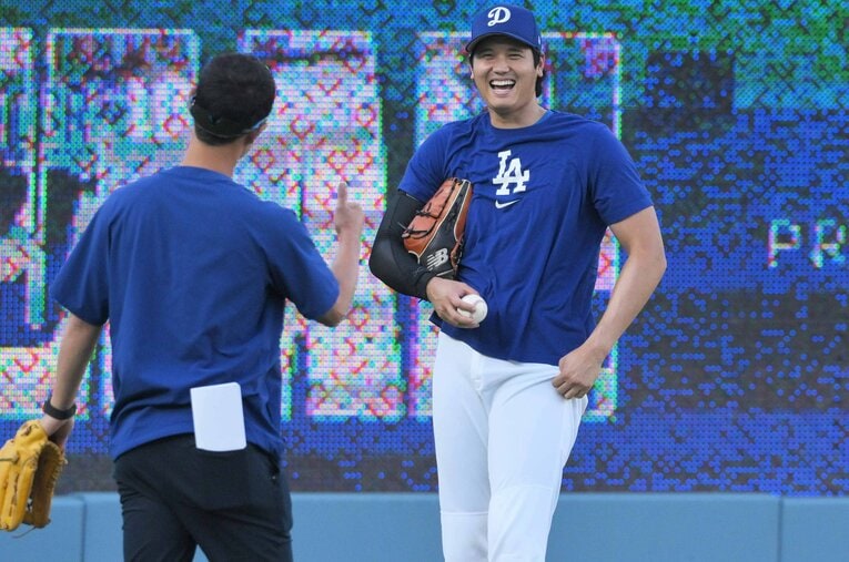 練習中、笑顔の大谷　©JIJI PRESS