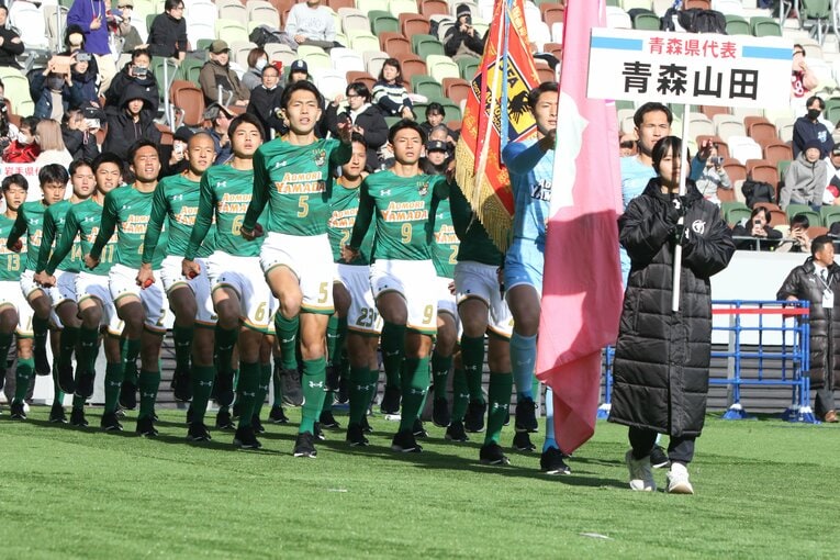 開会式では青森の名産りんごを手に入場した青森山田イレブン。初戦は31日、激戦区・福岡を勝ち進んできた飯塚高と対戦する　©︎Takahito Ando