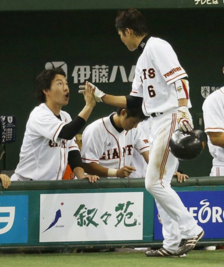 2012年の最終戦、長野は自らの安打数173に並んだ坂本を笑顔でベンチに迎えた　(C)KYODO