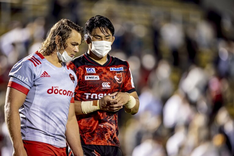 ヴィンピー・ファンデルヴァルト（NTTドコモレッドハリケーンズ大阪）、德永祥尭（東芝ブレイブルーパス東京）©︎Kiichi Matsumoto