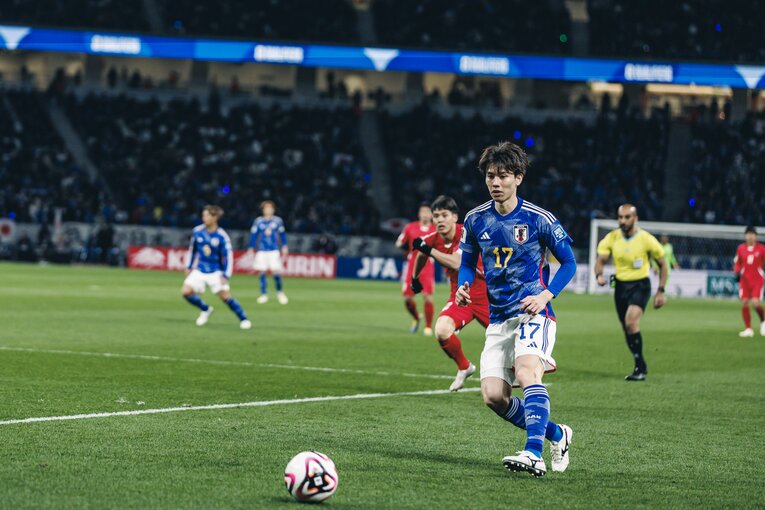 前半開始早々、田中碧がポケットに侵入してチャンスメイク　©Kiichi Matsumoto/JMPA