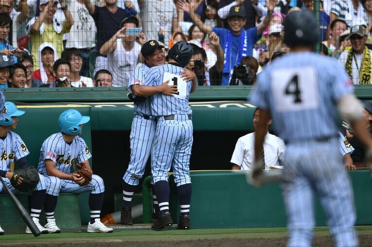 門馬監督と抱き合う小笠原　©︎Hideki Sugiyama