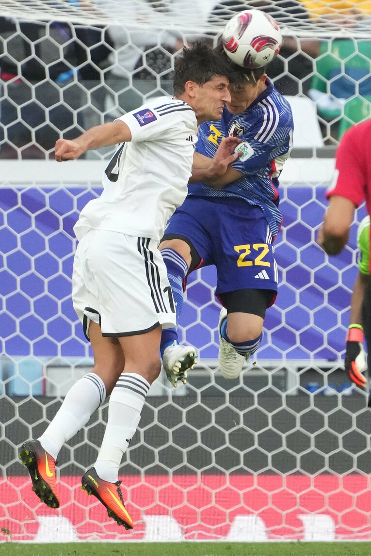 イラクの選手との激しい空中戦　©Masashi Hara
