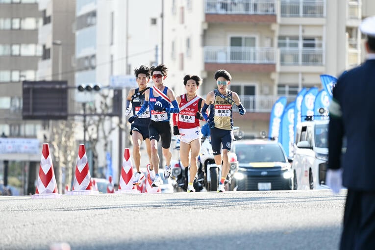 ラスト3kmでは4人による完全な「並走状態」になる瞬間もあったという　©AFLO