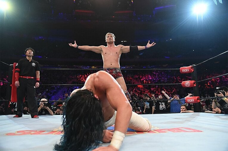 MSGでも抜群の存在感を発揮したオカダ・カズチカ。現地の観客もレインメーカーポーズで応えた。 ／ photograph by NEW JAPAN PRO-WRESTLING