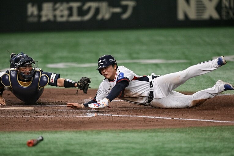 写真は第2戦、7回裏。韓国の二塁ランナーを本塁タッチアウトにする中村悠平（ヤクルト、35歳）【1枚目／全4枚】　©Nanae Suzuki