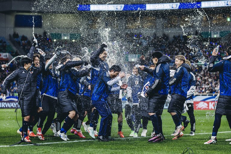 森保監督に水をかける選手たち【4枚目／全6枚】　©Kiichi Matsumoto