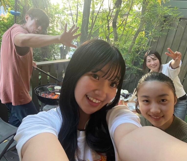 両親、妹の紬稀（つむぎ）と　©本人提供