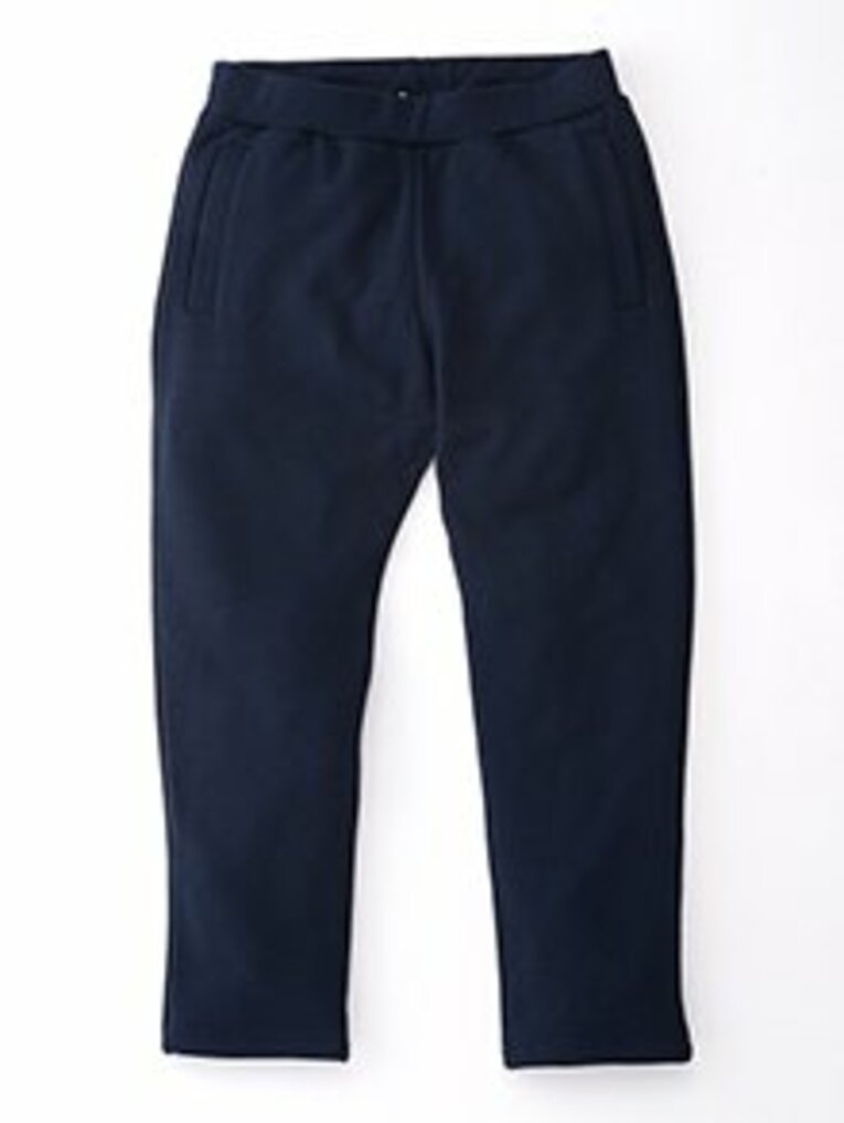 ふわっとしたソフトな裏毛を使用したリブ無しのパンツ。テーパーが効いたシルエットはたるむことがなく、スポーツでもカジュアルでもスマートな印象を与えてくれる。1万7000円（ループウィラー千駄ヶ谷　03-5414-2350）。
 
