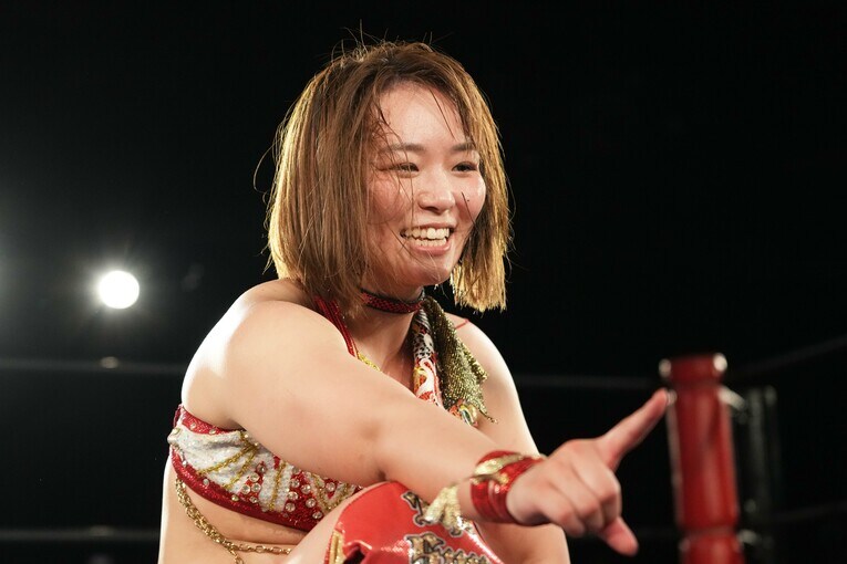 リングを降りたSareeeは花道でファンに感謝