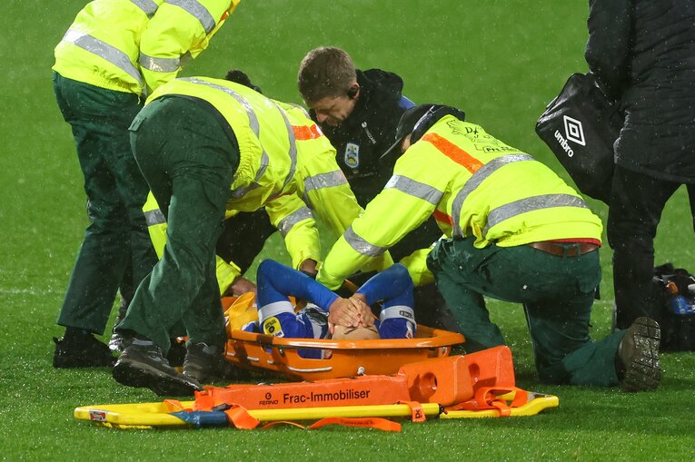 カタールW杯メンバー発表翌日に負傷し、担架の中で顔を覆う中山雄太　©︎Getty Images