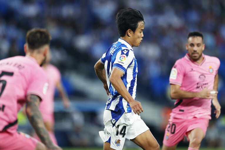 「KUBOコール」や「武房、シャツくれませんか」日本語メッセージの少年、猛プレスに感謝のハグ…“久保建英リーガ100戦目の進化”を撮った(33)