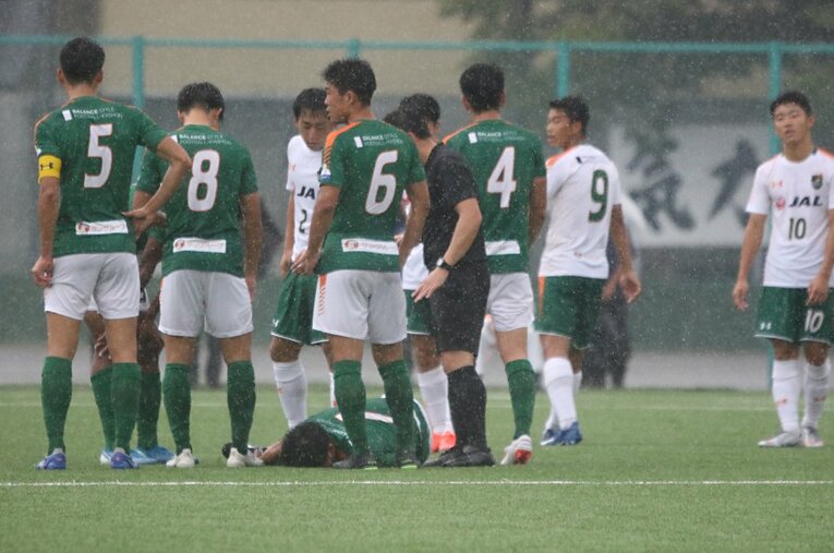 チャージも厭わない激しいプレーの連続 ／ photograph by Takahito Ando