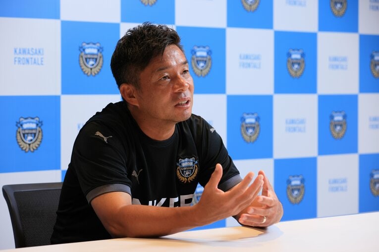 川崎フロンターレの鬼木達監督　©︎Shigeki Yamamoto