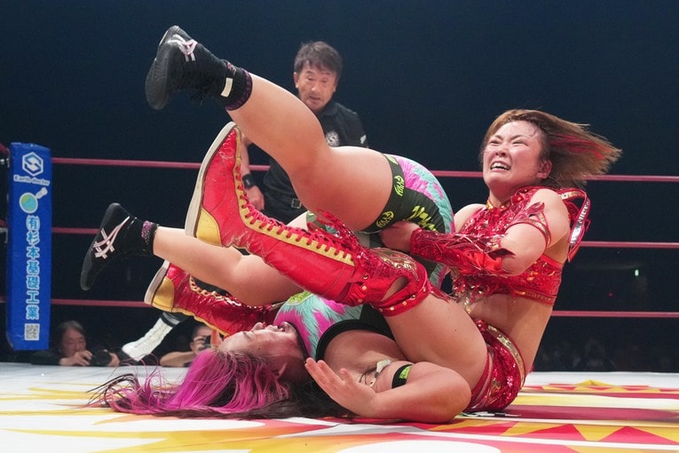 橋本千紘を押さえ込むSareee 　©Essei Hara