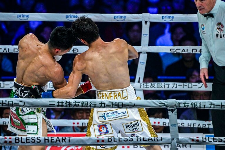 3ラウンド、ダウンを奪った中谷潤人の華麗なコンビネーション（1枚目／全6枚） ©Takuya Sugiyama