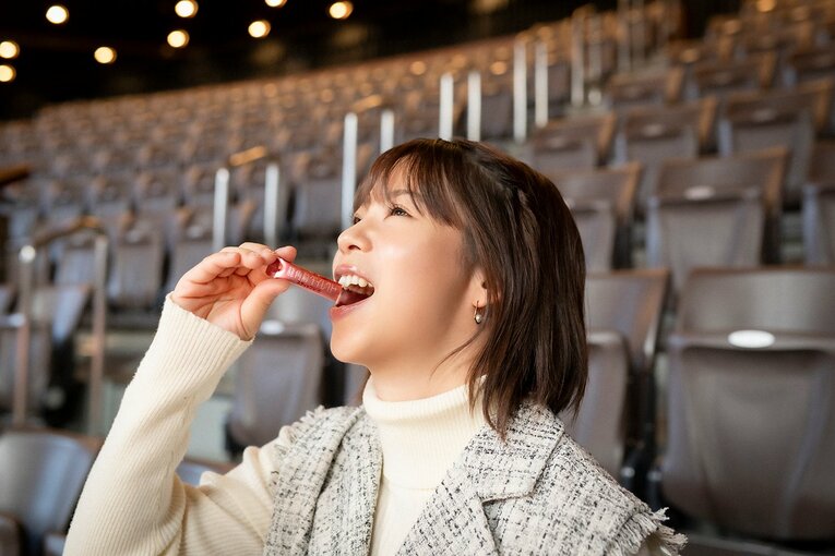 大舞台で解説する髙木菜那ののどをうるおす『龍角散ダイレクトスティック ピーチ（第3類医薬品）』
※服用の際は、使用上の注意をよく読み、用法・用量を守って正しくお使いください。