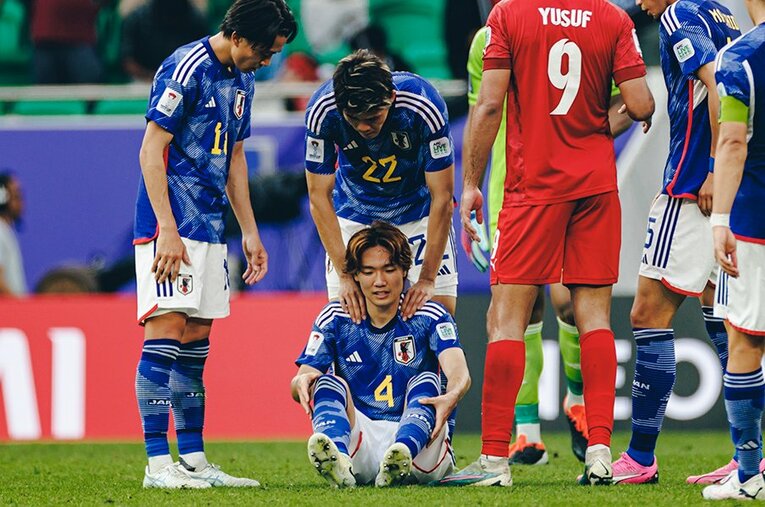 アジア杯、足を痛めてピッチに座り込んだ板倉滉。冨安健洋が労わる　©Kiichi Matsumoto