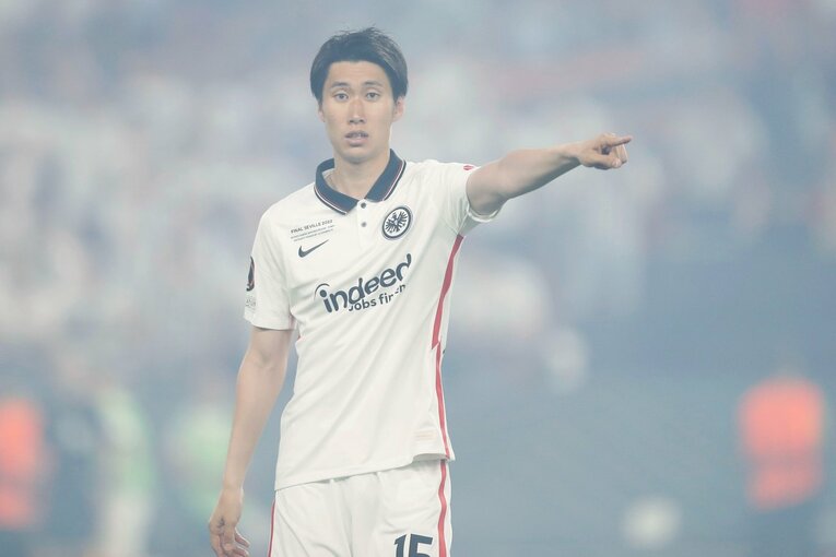 鎌田大地の号泣と“日の丸スパイク”に思い出す4年前の「カタールW杯には絶対出たいですよ」 長谷部誠とのEL優勝写真に“秘められた熱量”とは(61)