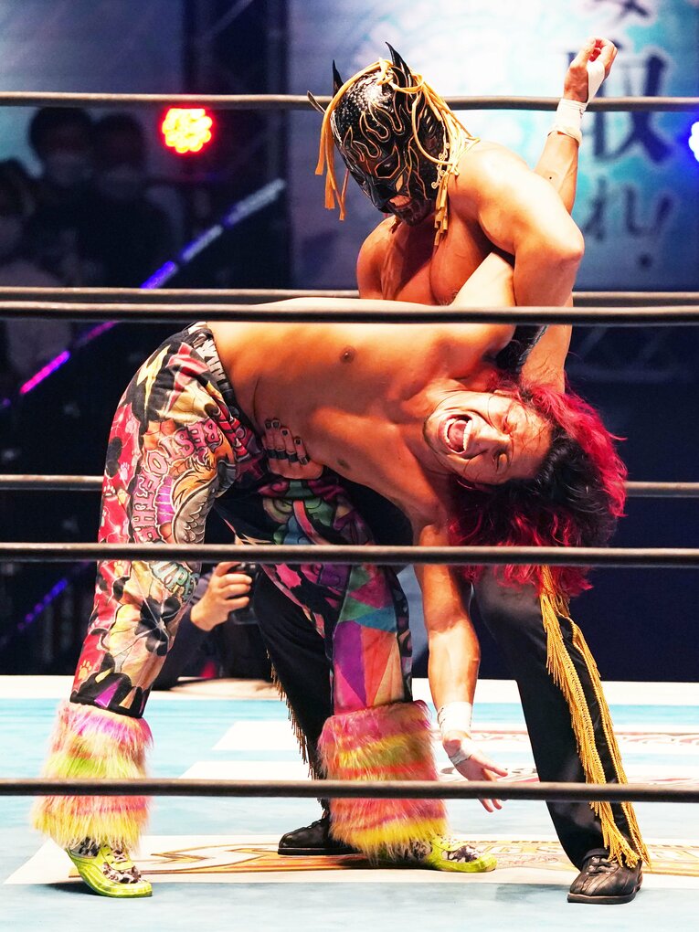 高橋ヒロムの肩を極めるエル・デスペラード