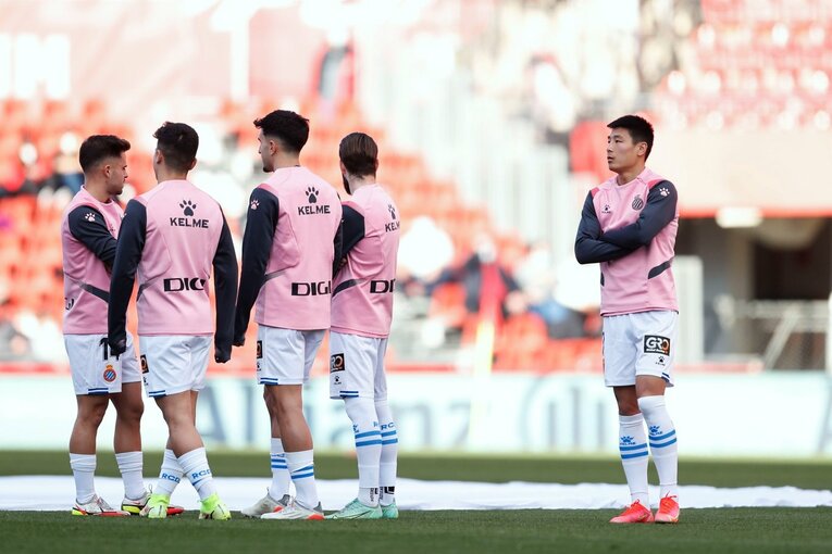 久保建英“オレが蹴る”FK弾→手荒い祝福に「い、痛いんですけど」 カメラマンが至近距離でとらえた一撃と、ファンから“感謝の大拍手”(7)