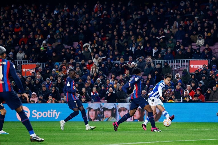 「クボのことは知ってるよ」バルササポに久保建英が笑顔で… 放送なしが惜しい「名手ブスケッツが声を荒げた」鮮烈プレー〈現地撮影〉(47)