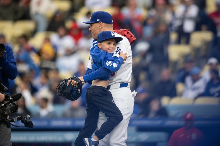 【“大谷とおともだち”長男チャーリー君とフリーマンの始球式】（全10枚中の10枚目）　©Nanae Suzuki