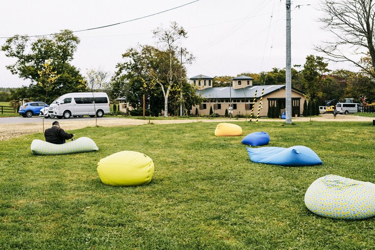 敷地内には各所にYogiboが置かれている　©Kiichi Matsumoto