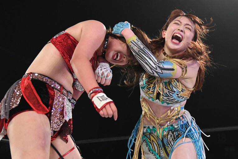 激しいエルボーの応酬。互いに力のかぎりを尽くした熱闘が、見るものの心を打った