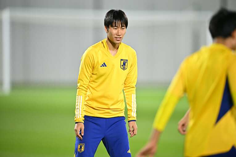 リラックスした表情で練習をする鎌田　©Takuya Kaneko／JMPA