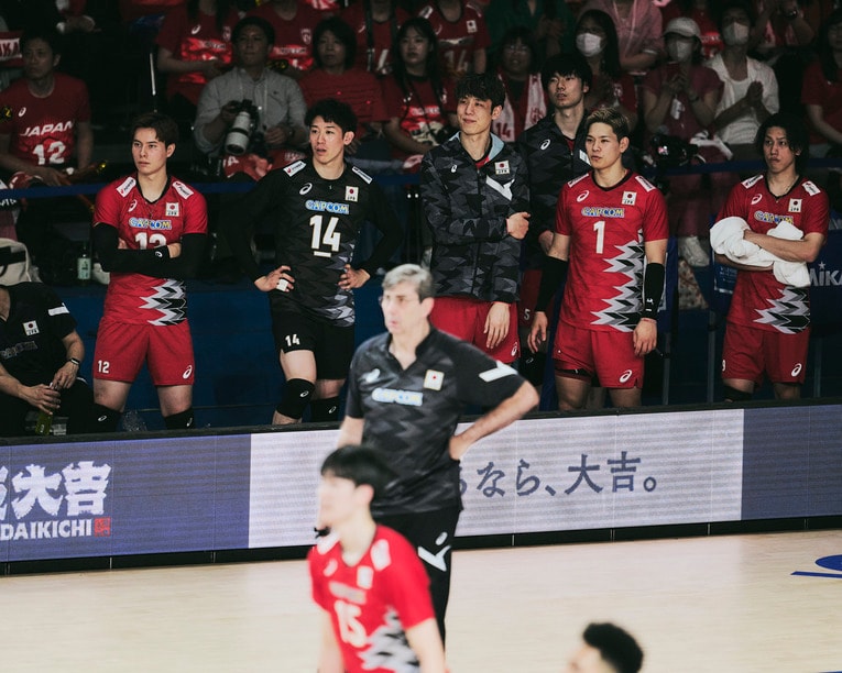 ベンチで戦況を見守る高橋藍（左）　©︎Yuki Suenaga