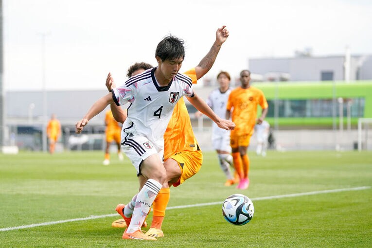 相手選手とマッチアップする鈴木海音　©Getty Images