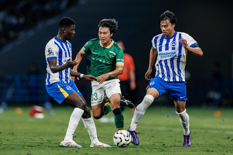 日本ツアーで三笘が見せた「ヒールターンからの必殺ドリブル突破とアウトサイドシュート」（全15枚）©Kiichi Matsumoto