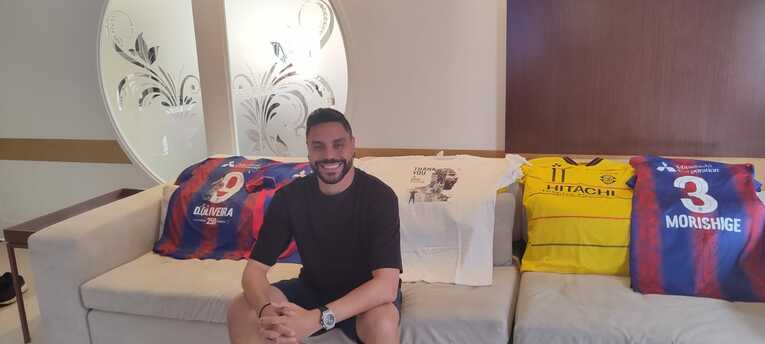 所属2クラブのユニフォームとともに　©Hiroaki Sawada