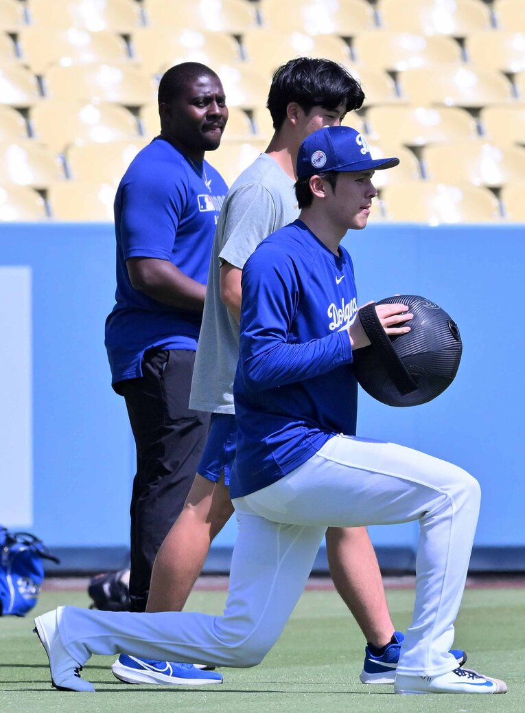 離脱を機に、全身の強化も行っているとみられる佐々木。奥にはストレングス＆コンディショニングを担当するスミスコーチ　©JIJI PRESS