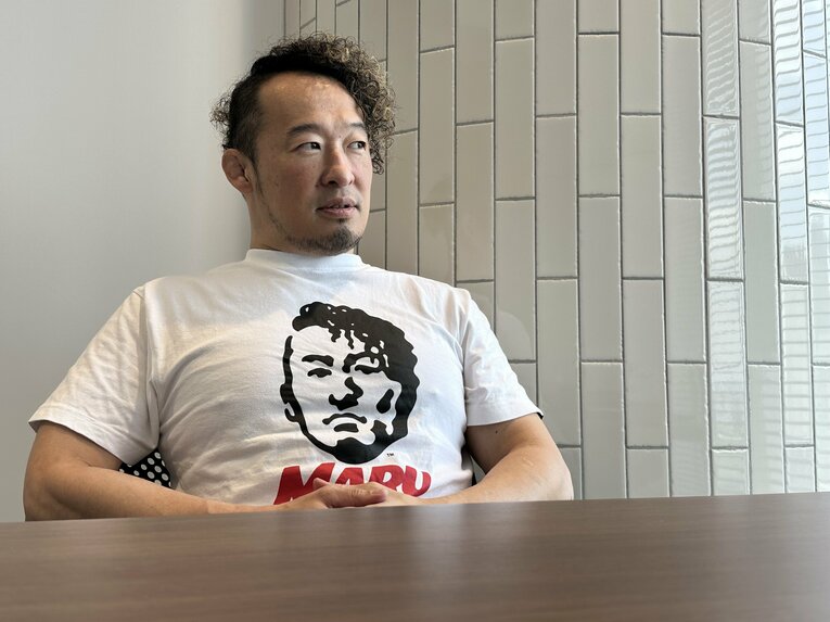 インタビューに答える丸藤　©Gantz Horie