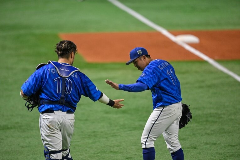 日本シリーズ第3戦、ピンチをしのいで戸柱とタッチする東克樹　©Nanae Suzuki