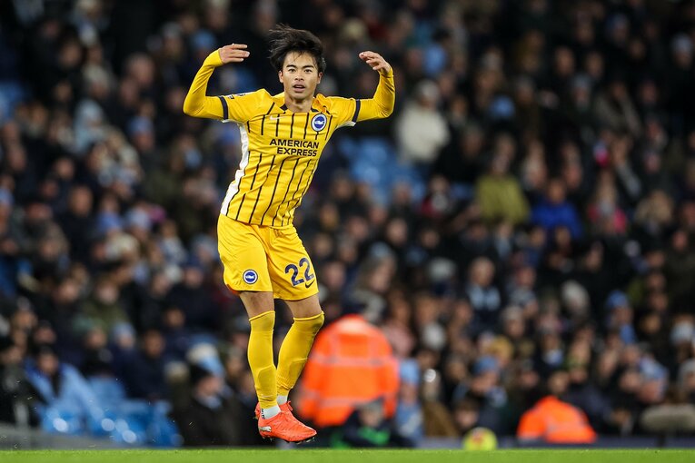 三笘薫のスーパーゴールのシーン【3枚目／全4枚】。自陣に戻る途中、両腕を上下に大きく振って、ブライトンサポーターを盛り上げた　　©Getty Images