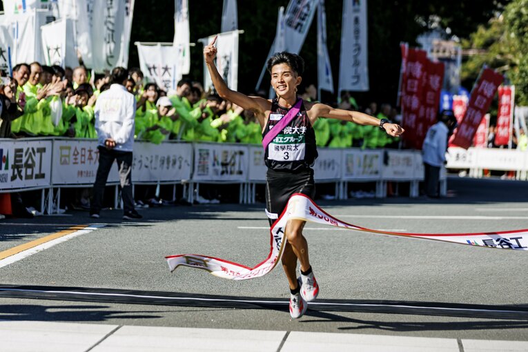 第56回全日本大学駅伝、8区の國學院大アンカー・上原琉翔（3年）は青学大を逆転してトップでゴールする　©Kiichi Matsumoto