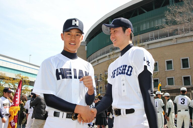【第８７回選抜高校野球】　開会式リハーサル後、健闘を誓い合う龍谷大平安・高橋奎二（左）と県岐阜商・高橋純平＝甲子園球場  ／ photograph by Sankei Shimbun