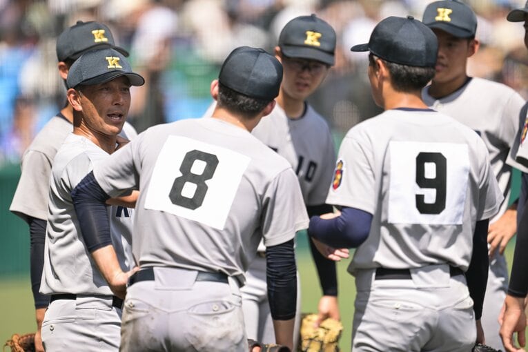 夏の甲子園での森林監督と慶応ナイン　©Nanae Suzuki